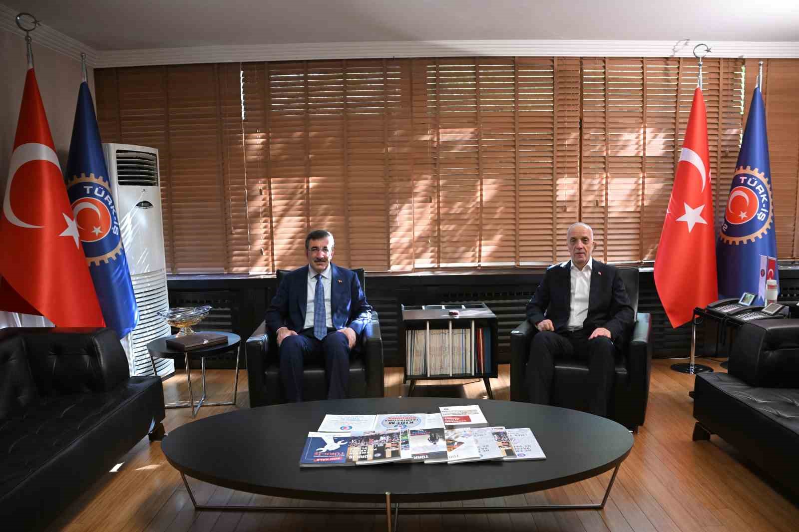 CUMHURBAŞKANI YARDIMCISI CEVDET YILMAZ, TÜRK-İŞ BAŞKANI ATALAY’I ZİYARET ETTİ.