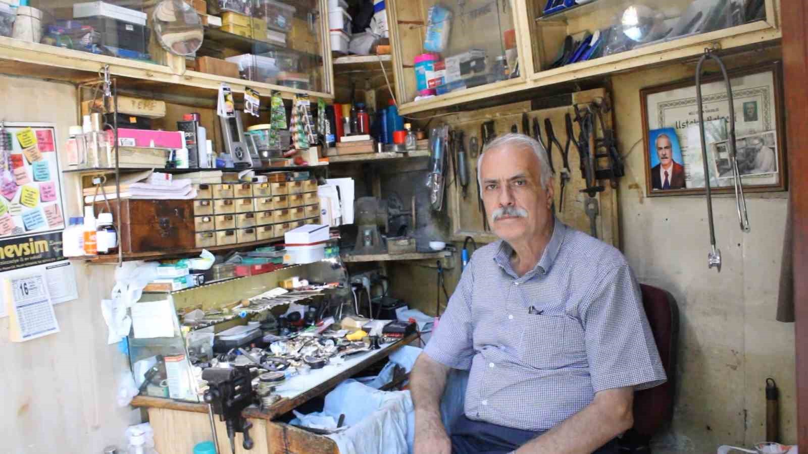 DEDEDEN TORUNA 4 KUŞAKTIR SAAT TAMİR EDİYORLAR