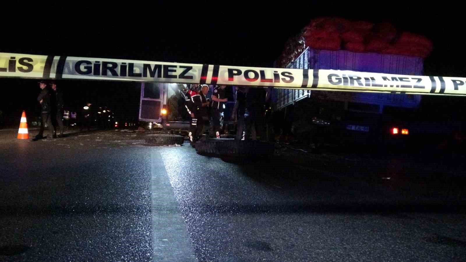 BURSA’DA DİNAMİT YÜKLÜ KAMYON DEVRİLDİ, YOL SAATLERCE TRAFİĞE KAPANDI.