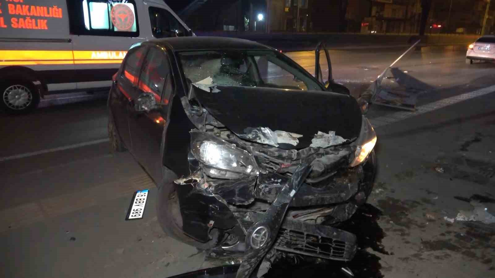 BURSA’DA DİREKSİYON HAKİMİYETİNİ KAYBEDEN SÜRÜCÜ ÖNCE PARK HALİNDEKİ 2 ARACA