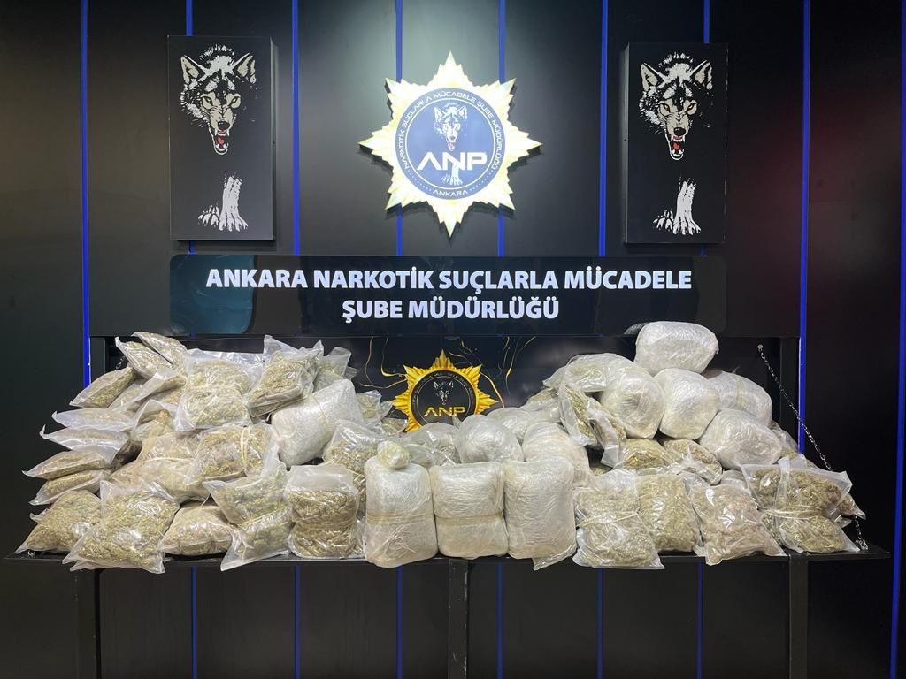 ŞAHISLARIN ÜZERİNDE VE ARAÇTA YAPILAN ARAMADA 90 KİLOGRAM KUBAR ESRAR