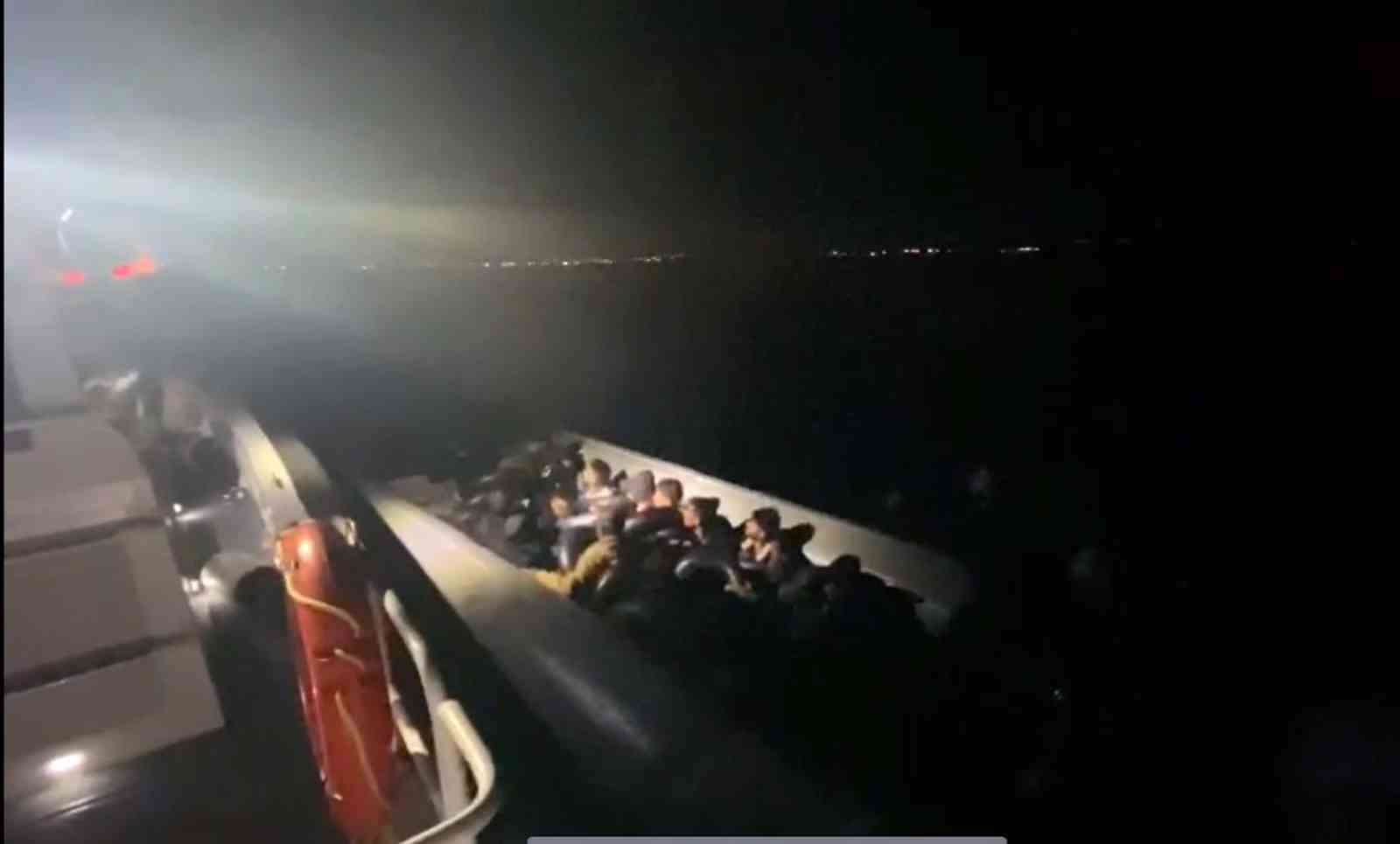 Düzensiz göçmenler mobil radara yakalandı MUĞLA’NIN MİLAS İLÇESİNDE YASA DIŞI YOLLARDAN YUNANİSTAN ADALARINA GEÇMEYE ÇALIŞAN