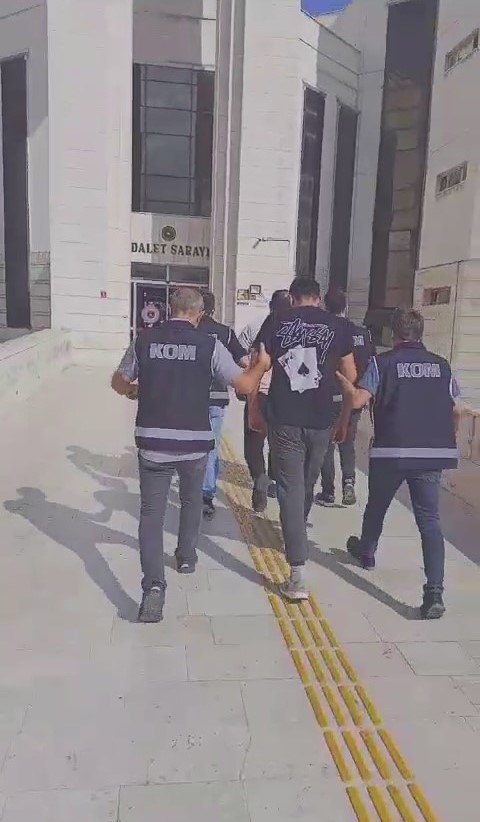 Edremit’te 20 düzensiz göçmen ile yakalanan 2 organizatör tutuklandı BALIKESİR’İN EDREMİT İLÇESİNDE POLİS TARAFINDAN YAPILAN OPERASYONDA 20 DÜZENSİZ GÖÇMEN