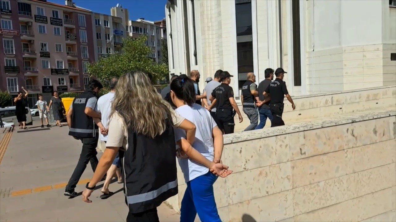 EDREMİT İLÇESİNDE POLİSİN GÖÇMEN KAÇAKÇILIĞI OPERASYONUNDA, GÖZ ALTINA ALINAN 5