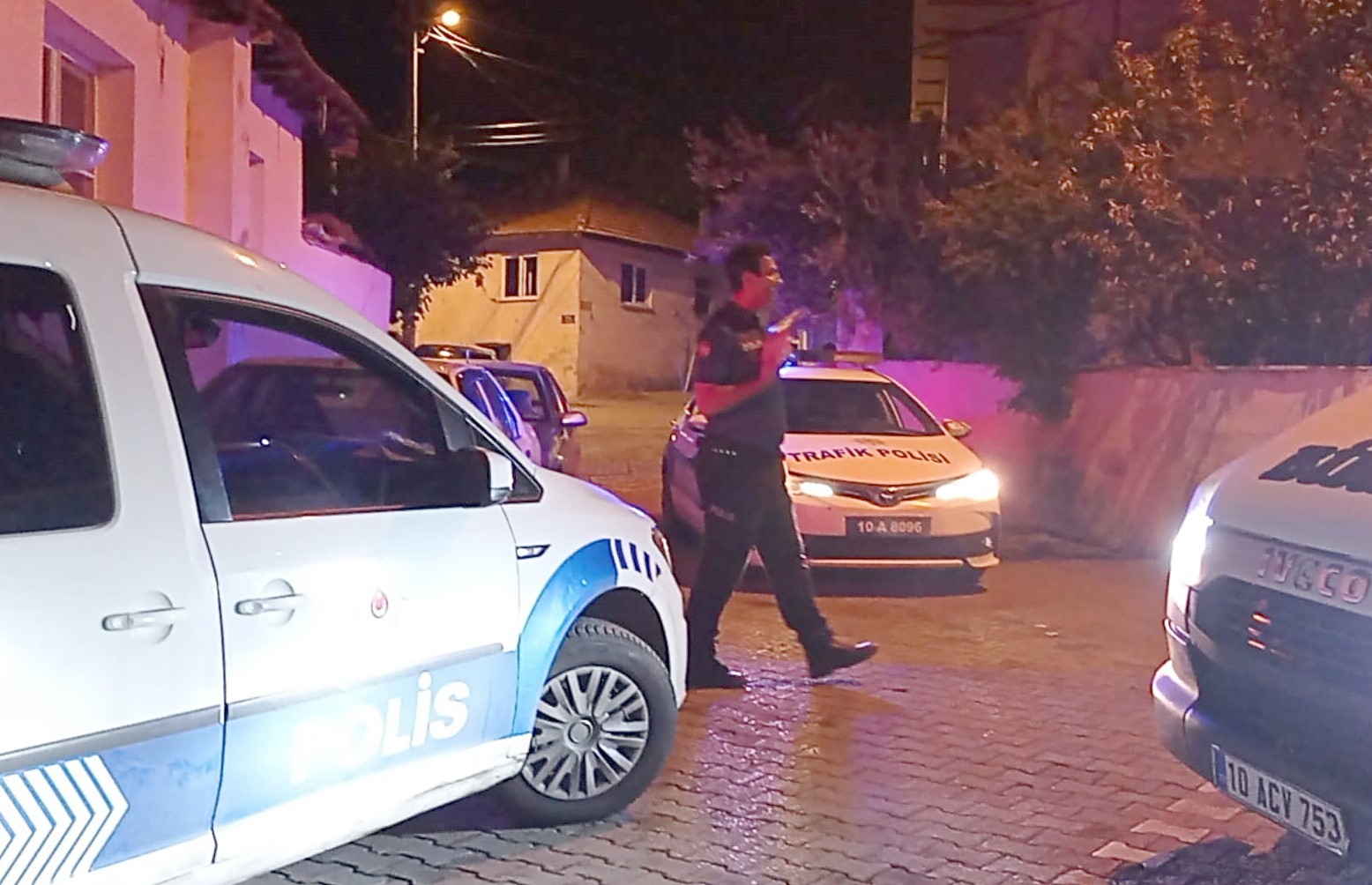 HIRSIZLAR, POLİSİN KISA SÜREDE MÜDAHALESİ SONUCU ZORU GÖRÜNCE MOTOSİKLETİ BIRAKIP