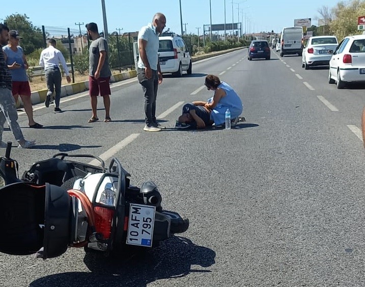 MOTOSİKLET İLE ARACIN ÇARPIŞTIĞI KAZADA, AĞIR YARALANAN MOTOSİKLET SÜRÜCÜSÜNÜN YARDIMINA