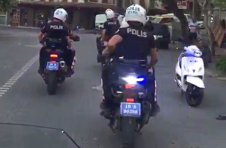 POLİSİN MOTOSİKLETLİLERİ KOVALAMACASI AKSİYON FİLMLERİNİ ARATMAZKEN, İKİ KİŞİ GÖZ ALTINA
