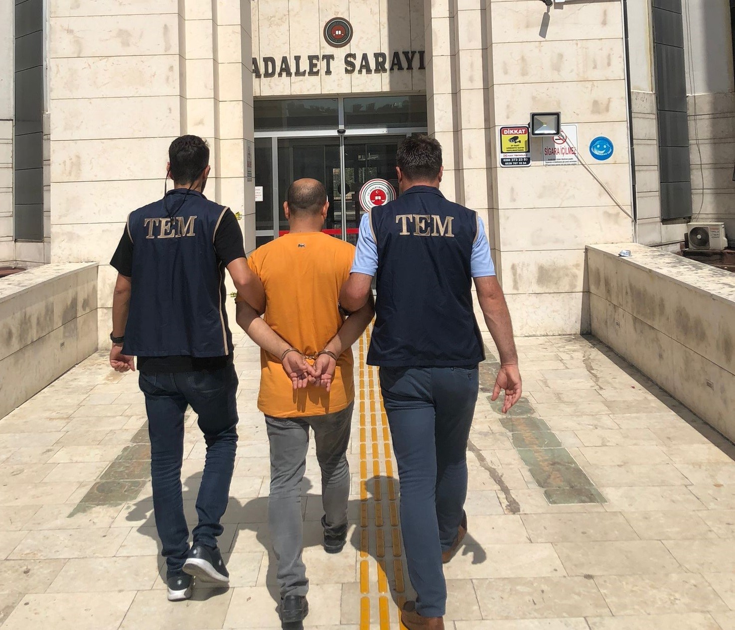 EDREMİT İLÇESİNDE TERÖR ÖRGÜTÜNE ÜYE OLMAK SUÇUNDAN ARANAN SURİYE UYRUKLU