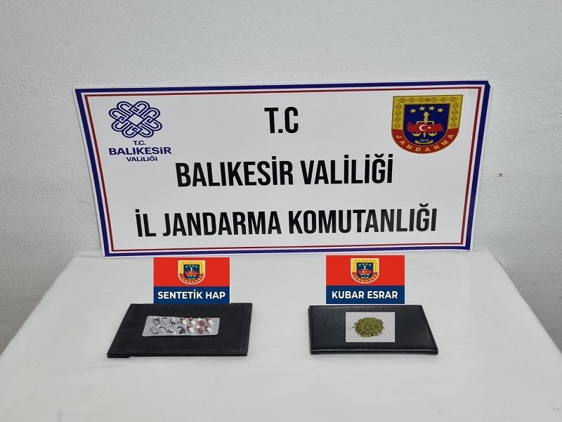 Edremit’te uyuşturucu operasyonu: 2 gözaltı BALIKESİR’İN EDREMİT İLÇESİNDE JANDARMA TARAFINDAN YAPILAN UYUŞTURUCU OPERASYONUNDA 2 KİŞİ