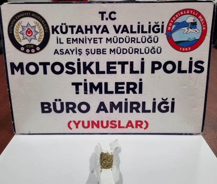 KÜTAHYA’DA EHLİYETSİZ SÜRÜCÜ UYUŞTURUCUYLA YAKALANDI