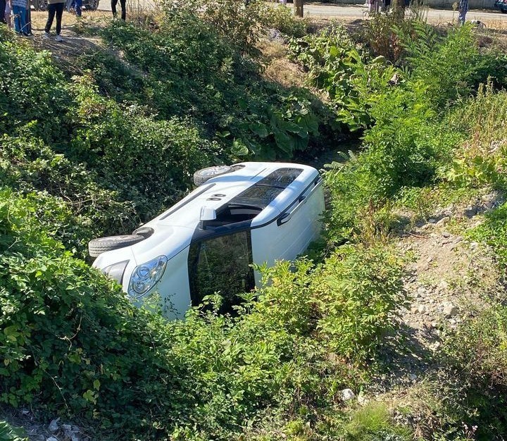 El freni çekilmeyen araç dereye düştü DÜZCE'DE PARK HALİNDEKİ HAFİF TİCARİ ARAÇ, EL FRENİ ÇEKİLİ OLMADIĞI