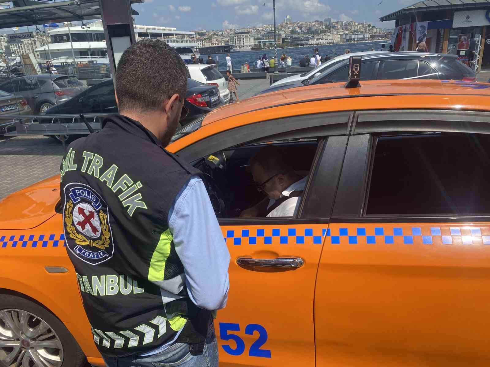İSTANBUL EMİNÖNÜ’NDE SİVİL TRAFİK POLİSLERİ TARAFINDAN TAKSİ DENETİMİ GERÇEKLEŞTİRİLDİ. TAKSİMETRE