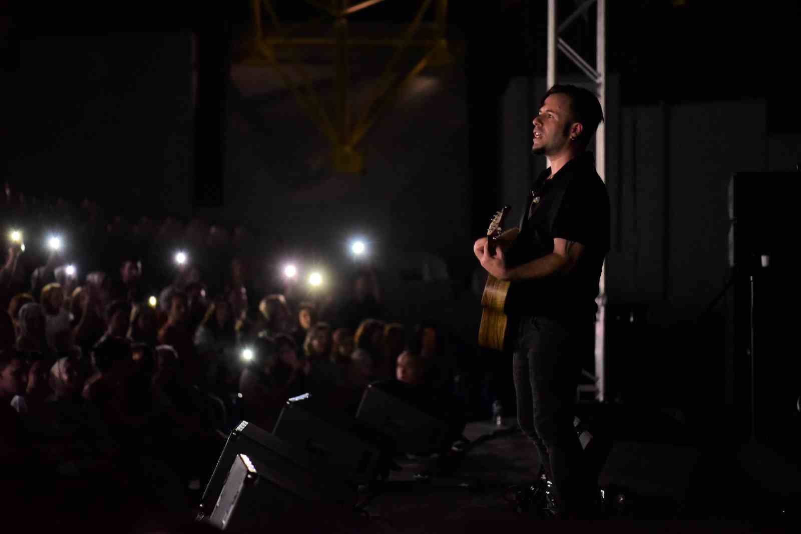 EMRE AYDIN ‘BURSA’DA SAHNE ALMAK KEYİFLİ’ DEDİ, ELEKTRİKLER KESİLDİ