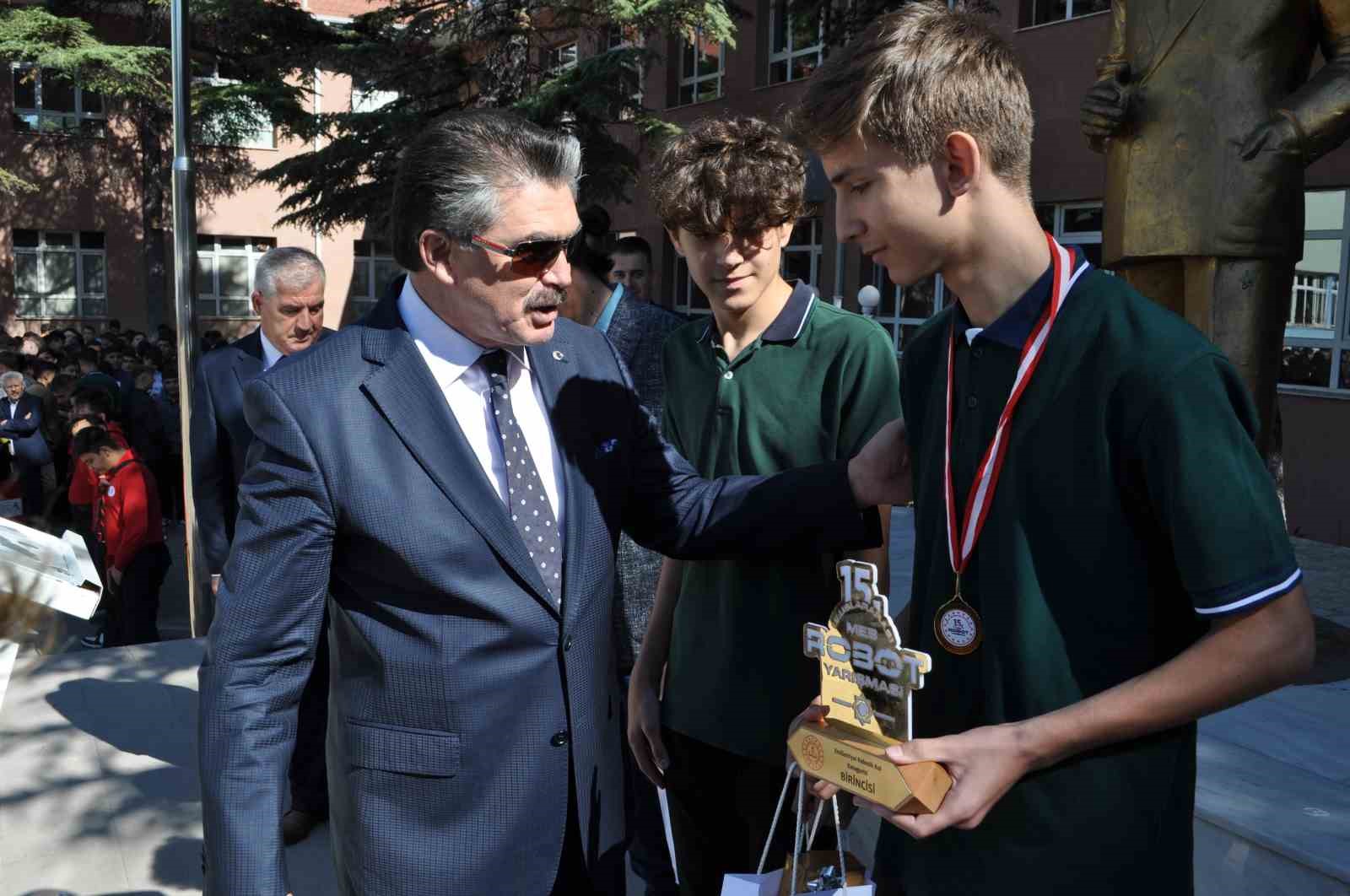 ENDÜSTRİYEL ROBOTİK KOL KATEGORİSİ’NDE DERECE ELDE EDEN BİR ÖĞRENCİYE ÖDÜL
