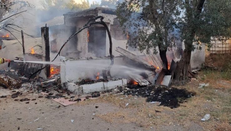 Erdek’te yanan ev kullanılamaz hale geldi