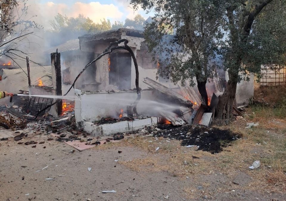 ERDEK'TE YANAN EV KULLANILAMAZ HALE GELDİ