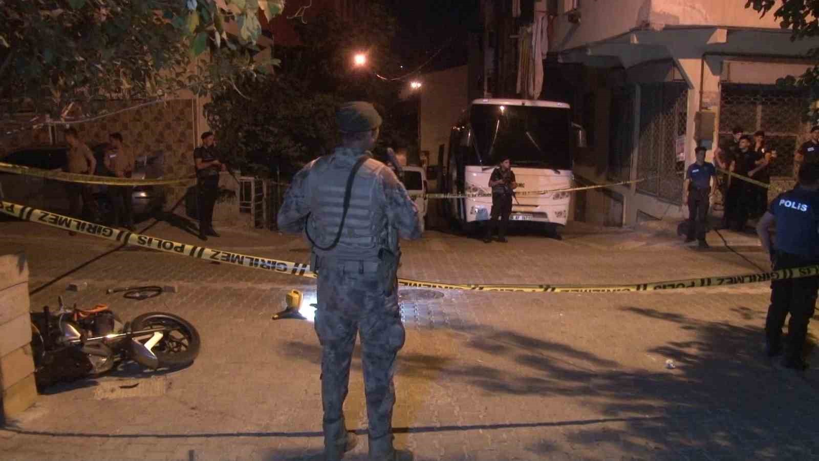 ESENYURT’TA HUSUMETLİ İKİ AİLE ARASINDA UZUN NAMLULU SİLAHLI KAVGA