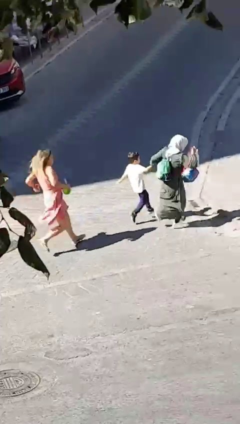 ESENYURT’TA YOLDAN GEÇENLERE SALDIRAN KADIN KAMERALARA YANSIDI