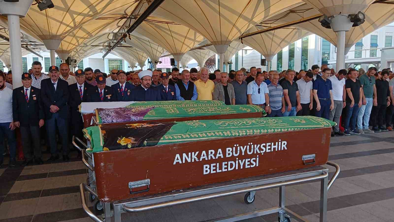 EŞİNİN KAZARA SİLAHLA ÖLDÜRDÜĞÜ KADIN SON YOLCULUĞUNA UĞURLANDI