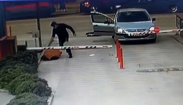 Eski eşi ve arkadaşını öldüren polise 2 kez müebbet BURSA'DA CİNNET GEÇİREREK ESKİ EŞİ VE YANINDAKİ KİŞİYİ ÖLDÜREN POLİS,