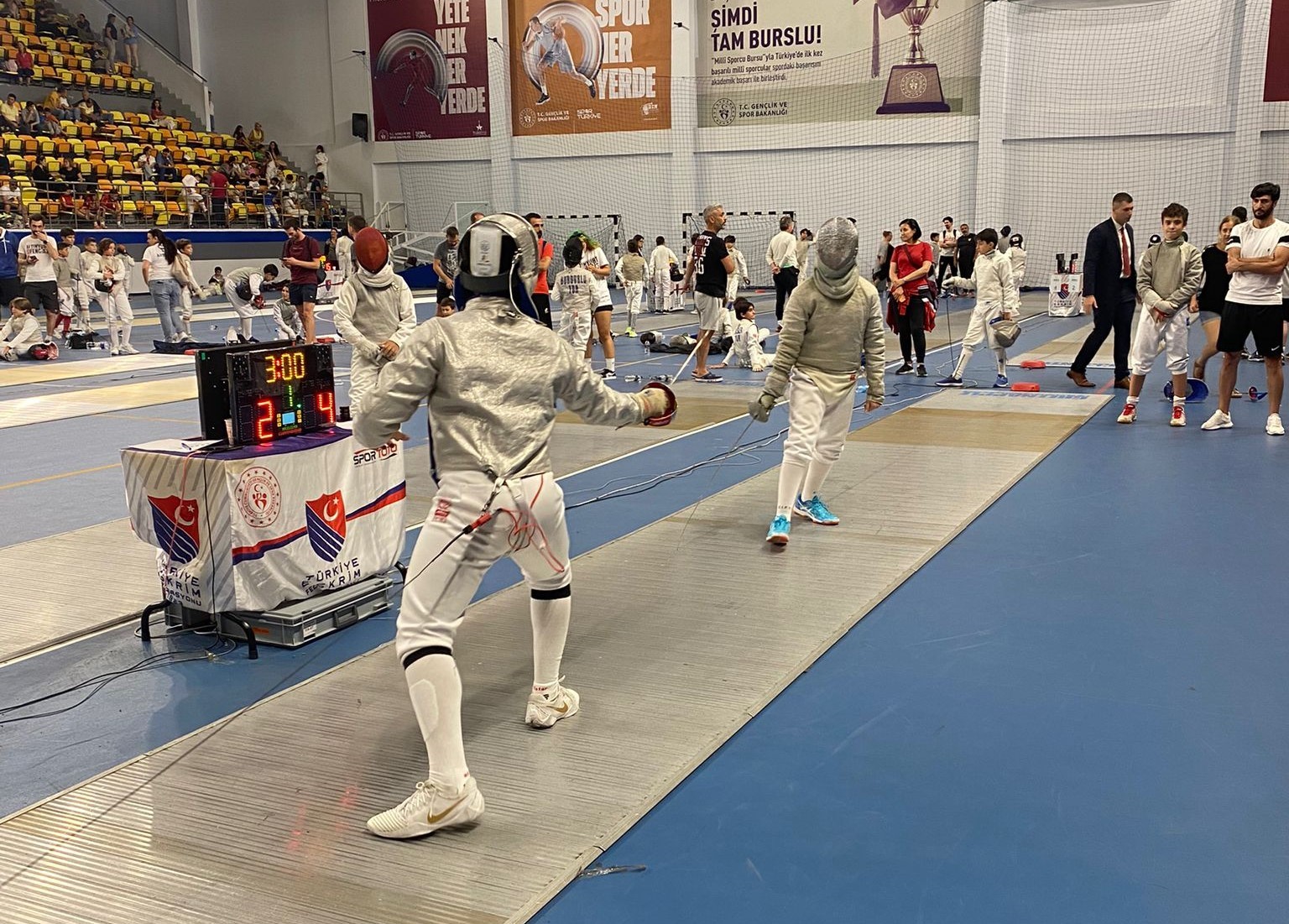 ANKARA EV SAHİPLİĞİNDE İKİ AYRI SPOR SALONUNDA EŞ ZAMANLI OLARAK