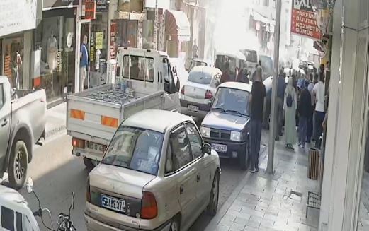 SİVAS’TA CADDE ÜZERİNDE SEYREDEN OTOMOBİL PARK ETMEK İÇİN YAVAŞLAYAN OTOMOBİLE