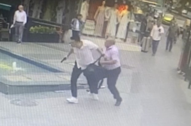Fatih’te İETT otobüsü şoförüne havalı tabanca ile saldırdı İSTANBUL FATİH’TE İETT OTOBÜSÜ ŞOFÖRÜ, KENDİSİNE HAVALI TABANCA DOĞRULTAN BİR