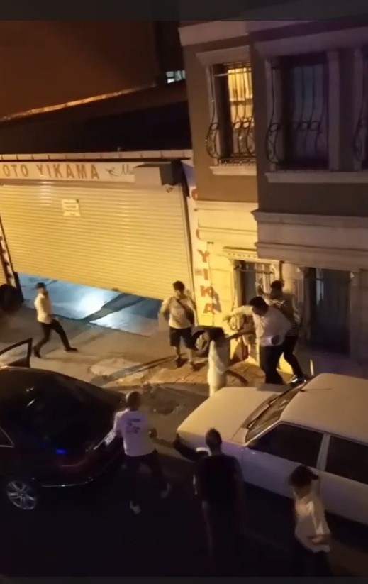 FATİH’TE İKİ AİLE ARASINDA ÇIKAN TEKMELİ TOKATLI KAVGADA BAŞINDAN DARBE