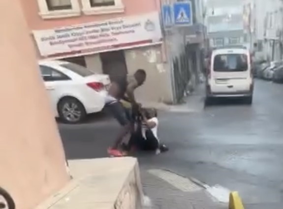 İSTANBUL FATİH’TE AYNI TEKNEDE EĞLENEN İKİ GRUP ARASINDA YAŞANAN SOPALI