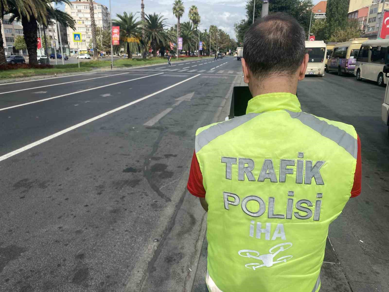 İSTANBUL’UN FATİH İLÇESİNDE DRON DESTEKLİ YAYA GEÇİDİ DENETİMİ GERÇEKLEŞTİRİLDİ. YAYALARA