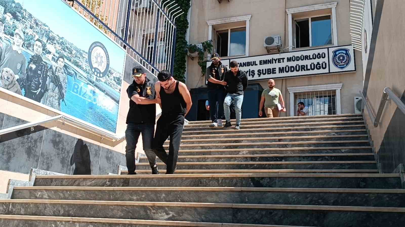 FATİH’TE GİRDİKLERİ BİR İŞ YERİNDE ÇELİK KASALARDA BULUNAN PARA ZİYNET