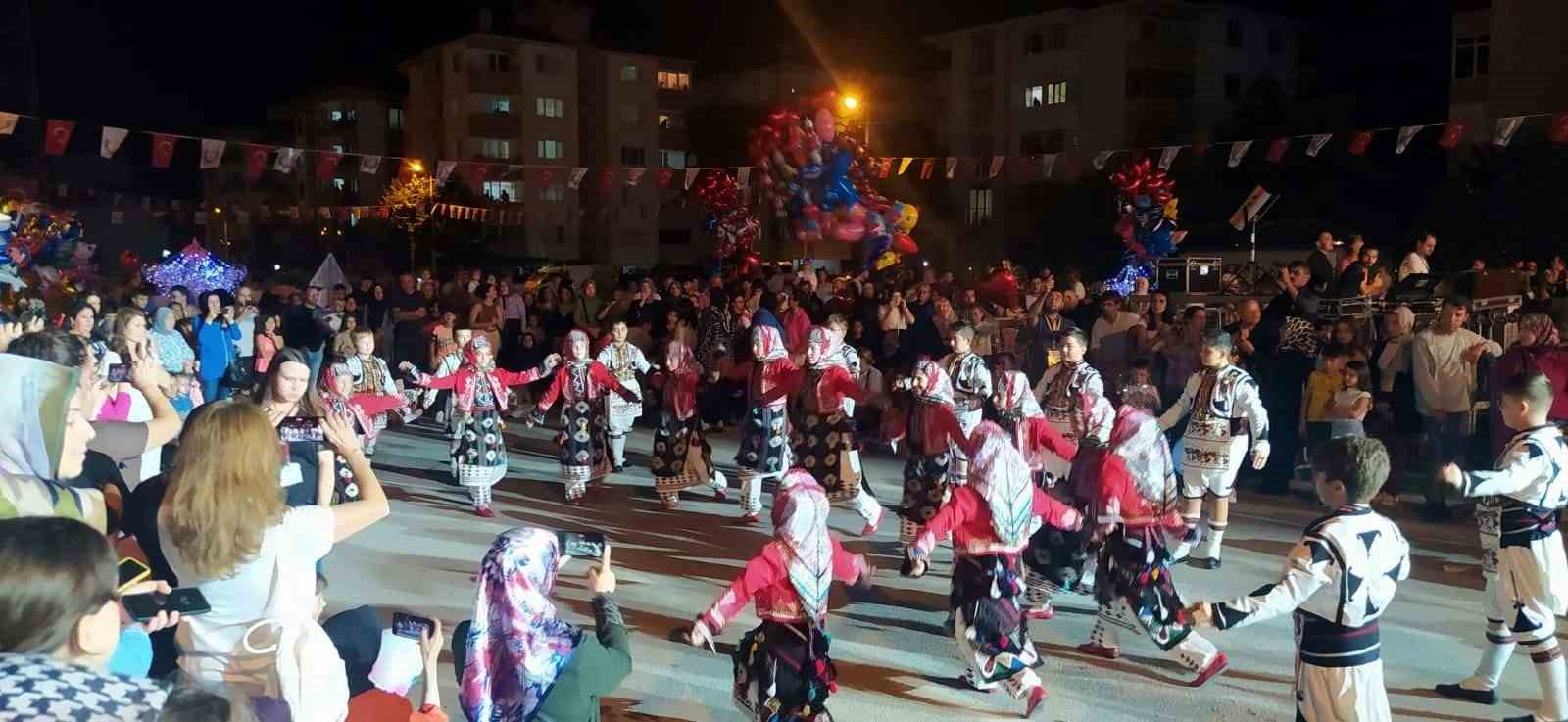 BURSA’NIN YENİŞEHİR İLÇESİNDE DÜZENLENEN FESTİVALDE SAHNE ALAN YILDIZLAR FOLKLOR EKİBİ
