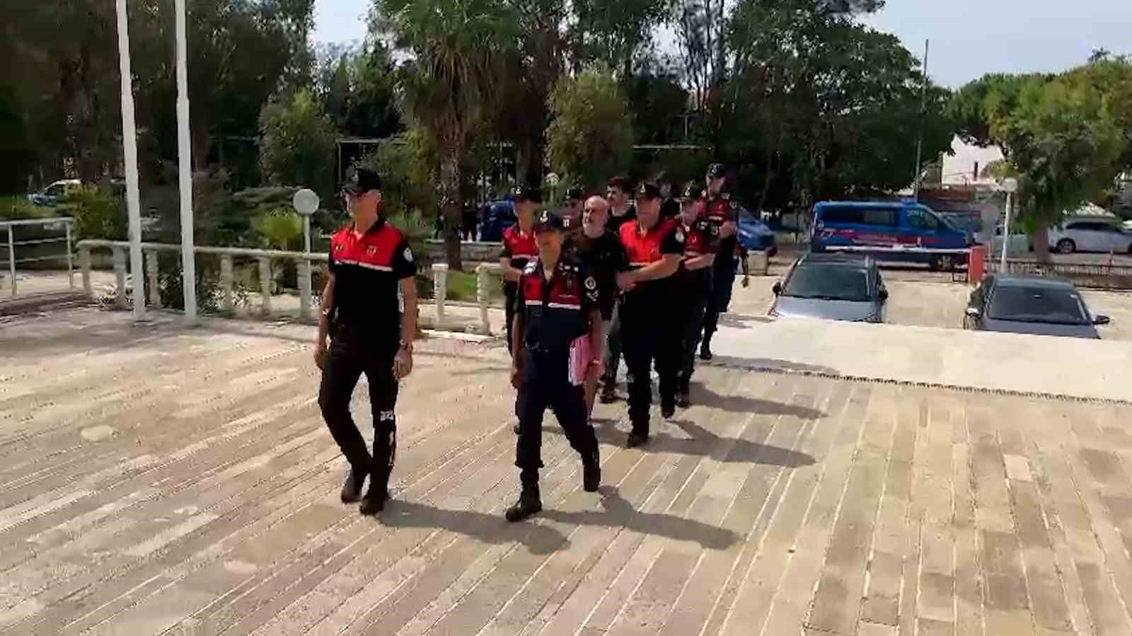 İZMİR FOÇA ‘DA TİCARİ TAKSİLER İLE GÖÇMEN KAÇAKÇILIĞI 13 KİŞİ
