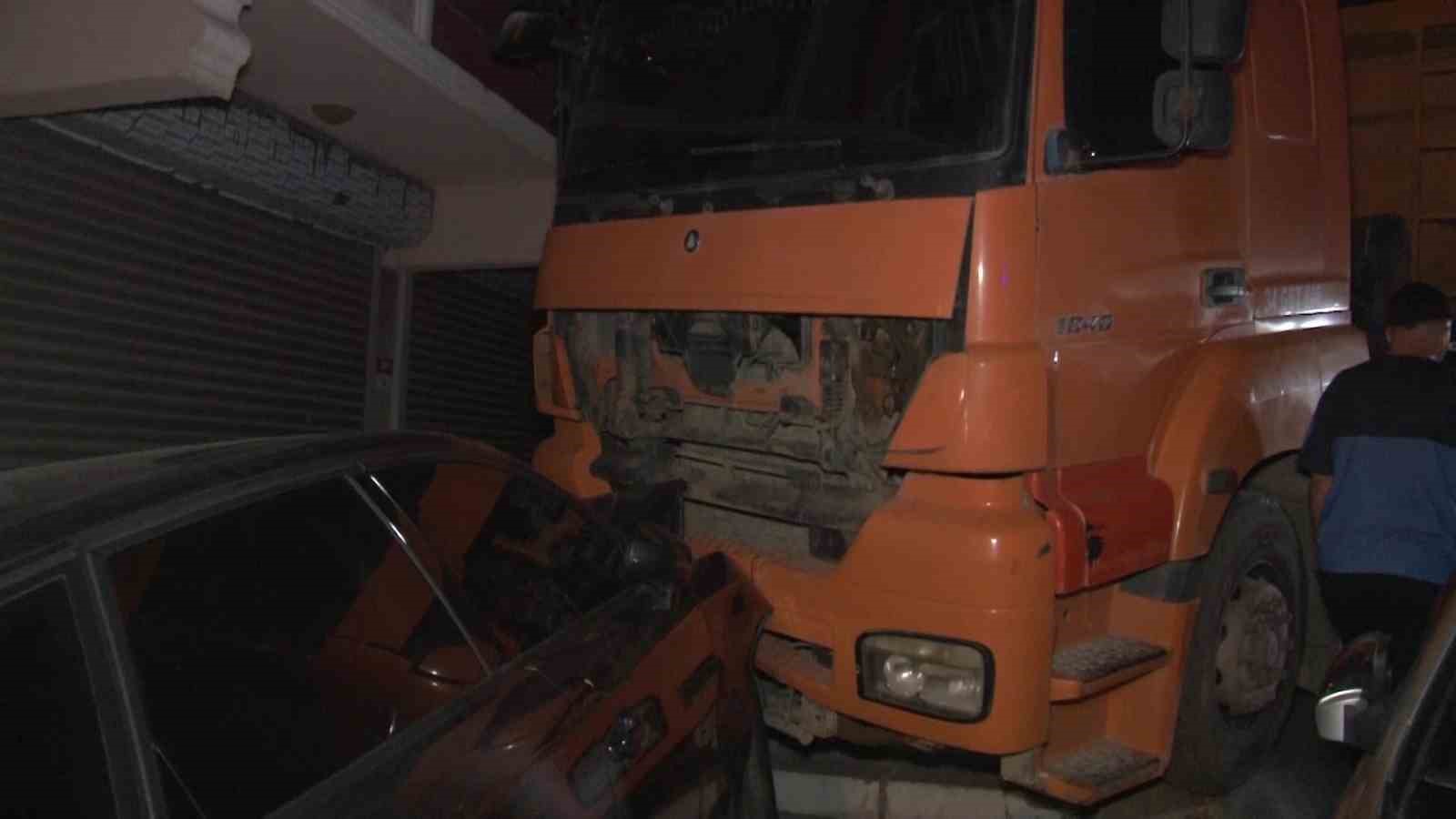 FRENİ BOŞALAN HARFİYAT KAMYONU 6 OTOMOBİLE ÇARPARAK DURABİLDİ