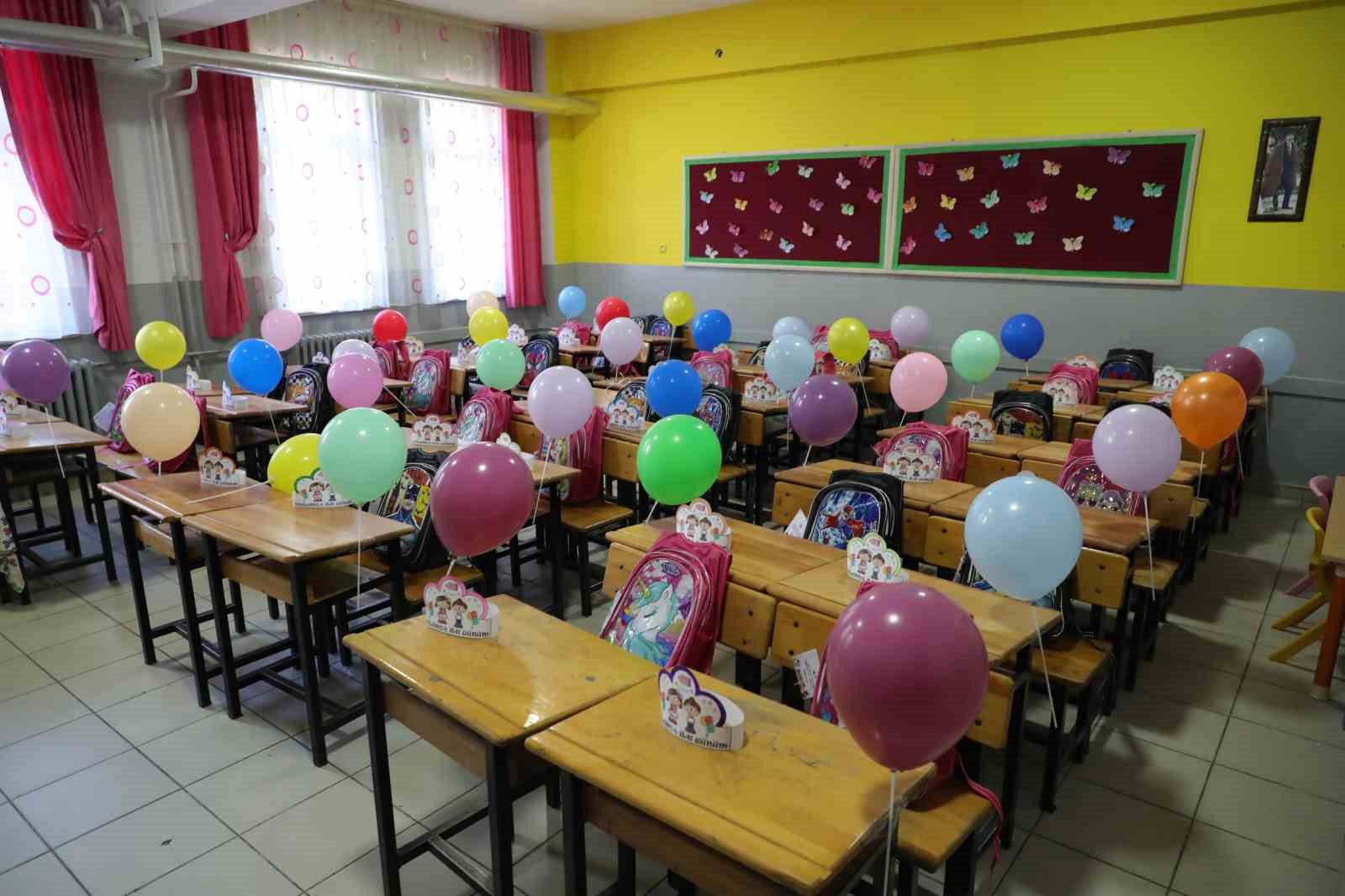 İLÇE GENELİNDE EĞİTİM HAYATINA BAŞLAYAN BİRİNCİ SINIF ÖĞRENCİLERİNE İÇERİSİNDE ÇOK