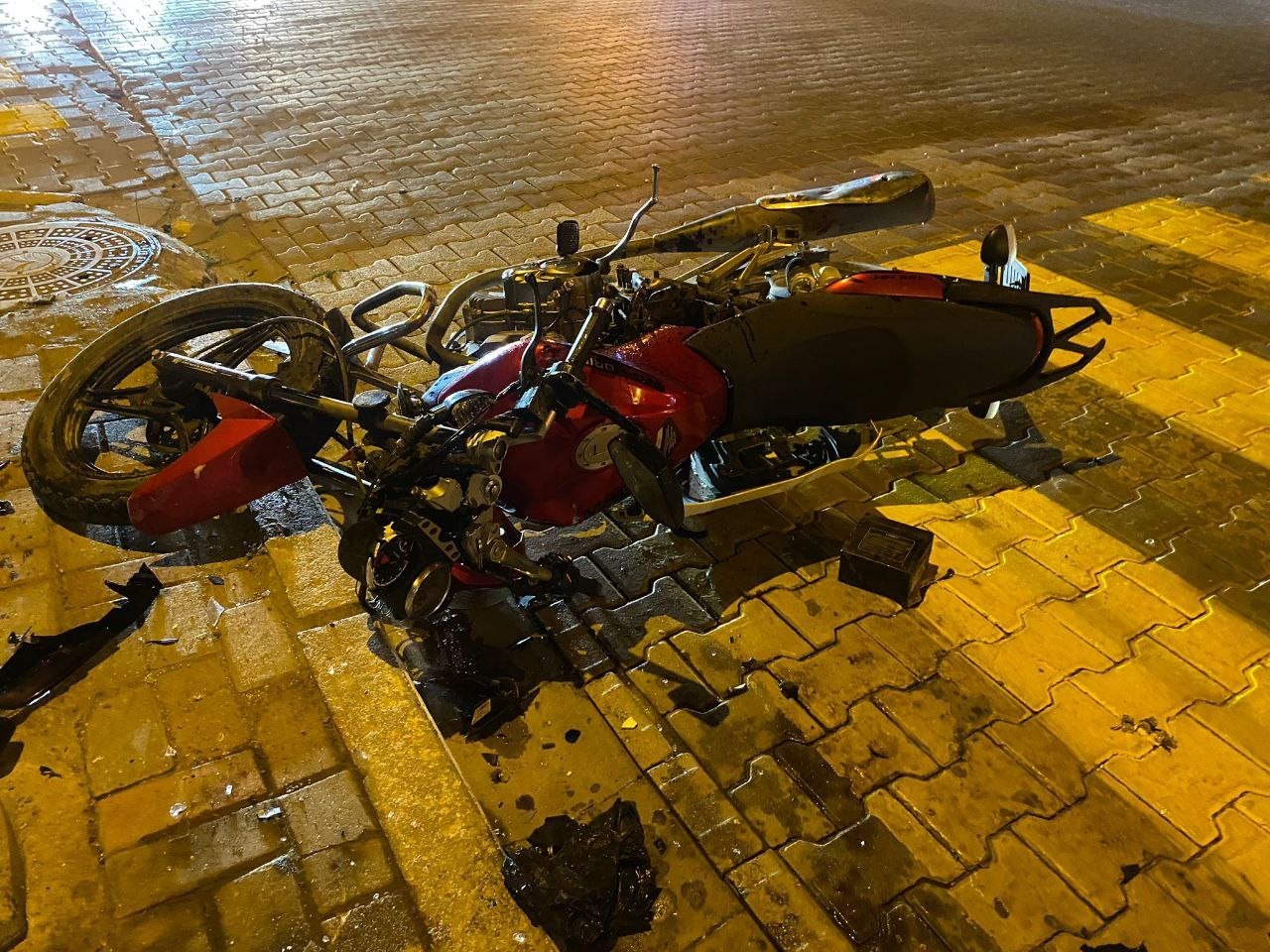 GÖNEN'DE TRAFİK KAZASINDA MOTOSİKLET SÜRÜCÜSÜ YARALANDI