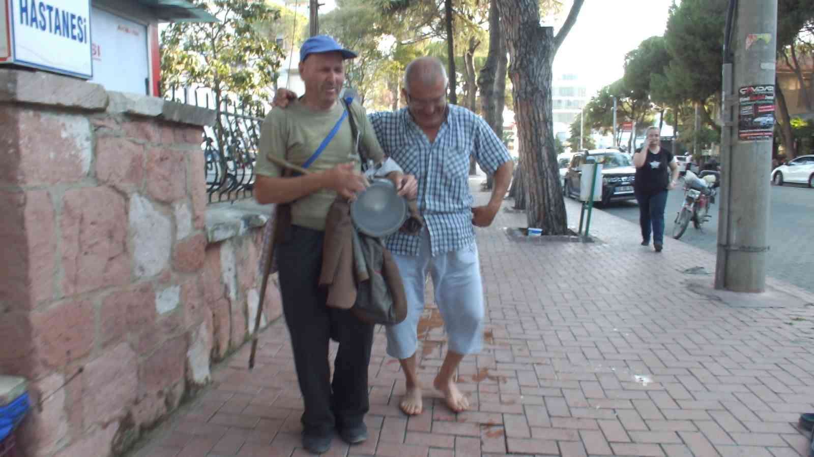 BALIKESİR'İN BURHANİYE İLÇESİNDE, GÖRME ENGELLİ MUSTAFA KÜRCEN, 50 YILDIR DARBUKA