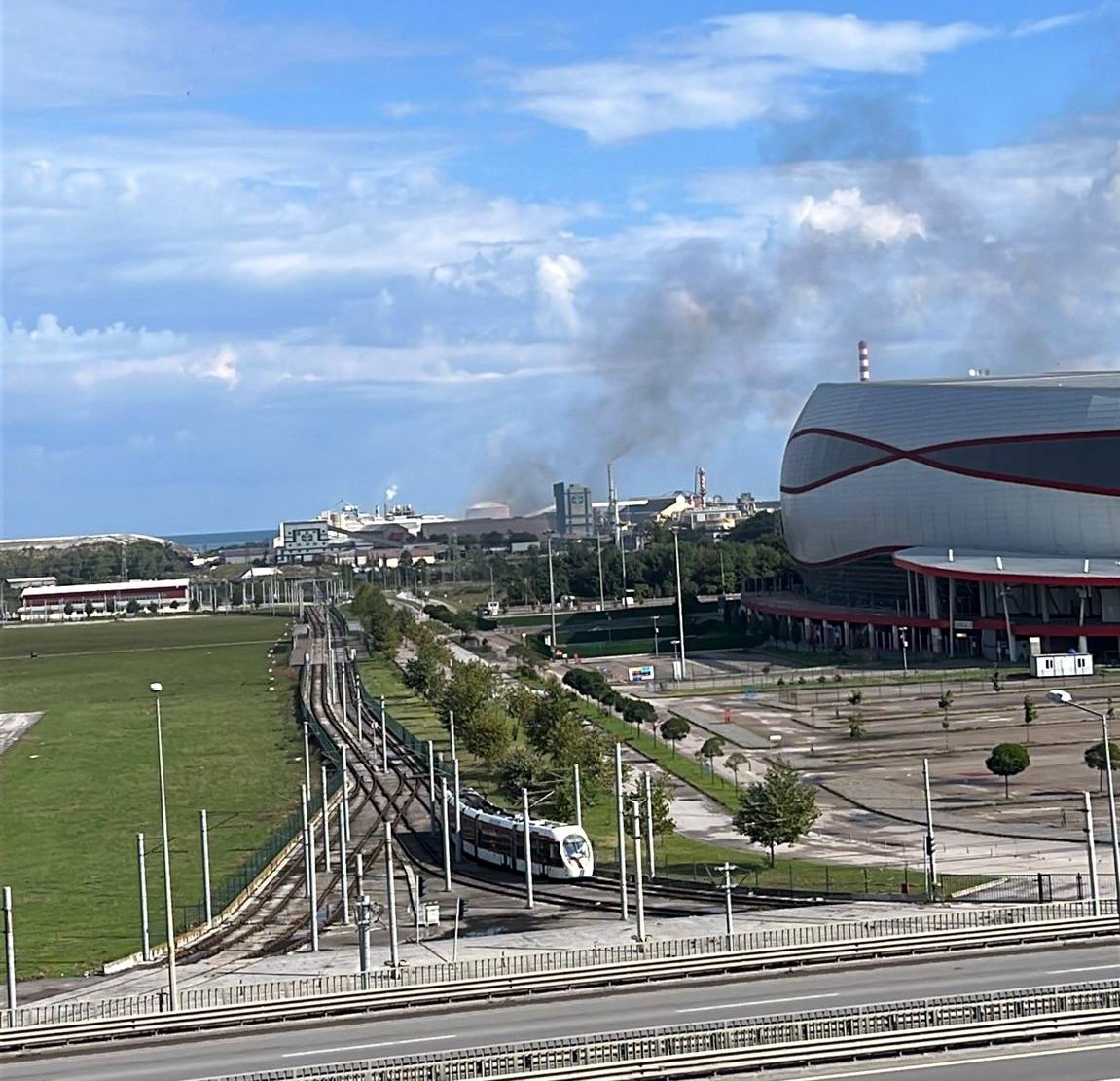 SAMSUN’DA GÜBRE FABRİKASINDA ÇIKAN YANGIN PANİĞE NEDNE OLDU.