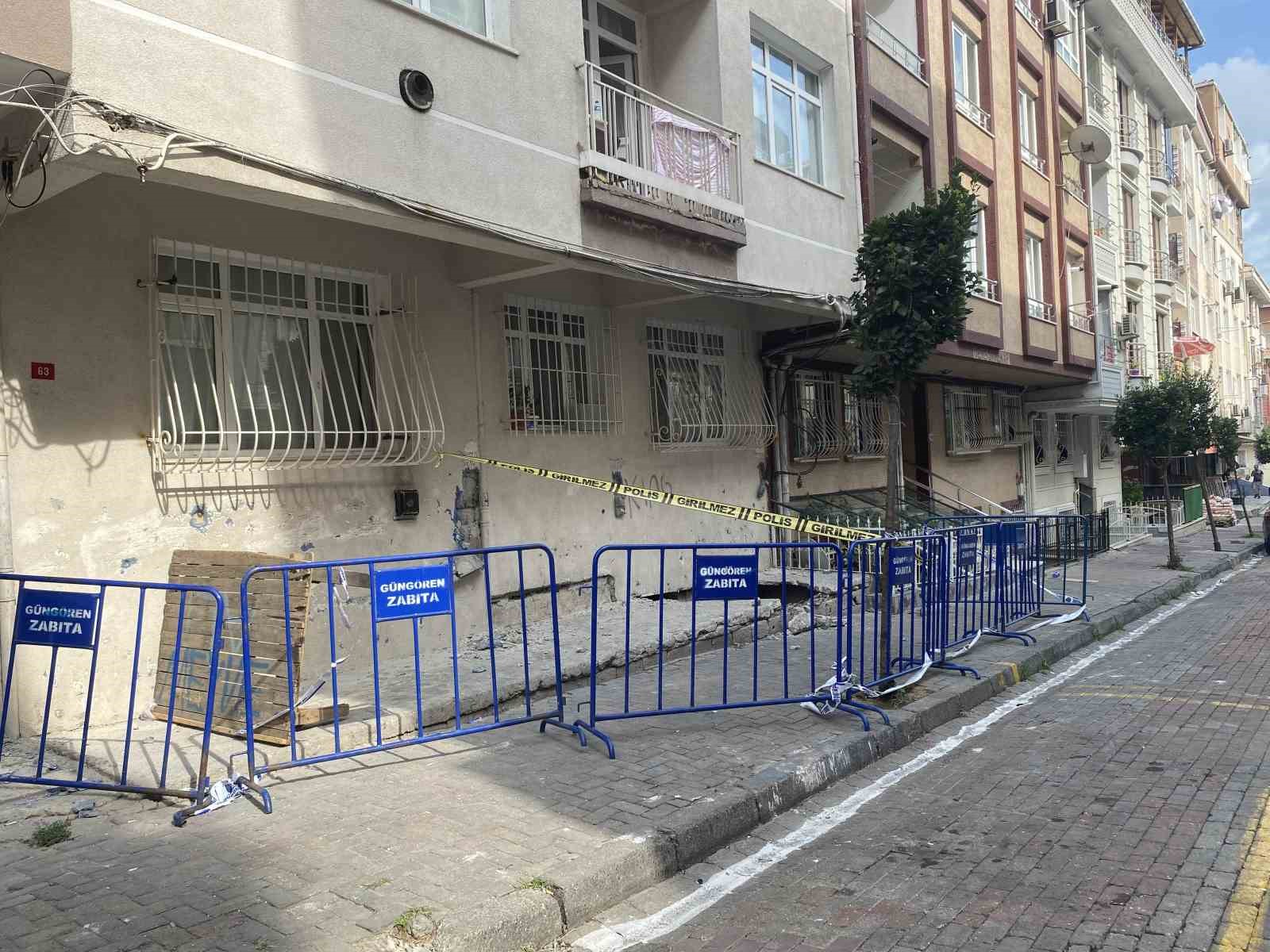 GÜNGÖREN'DE 5 KATLI BİNANIN ZEMİNİ ÇÖKÜNCE KÖMÜRLÜK DUVARI YIKILDI. OLAYDA