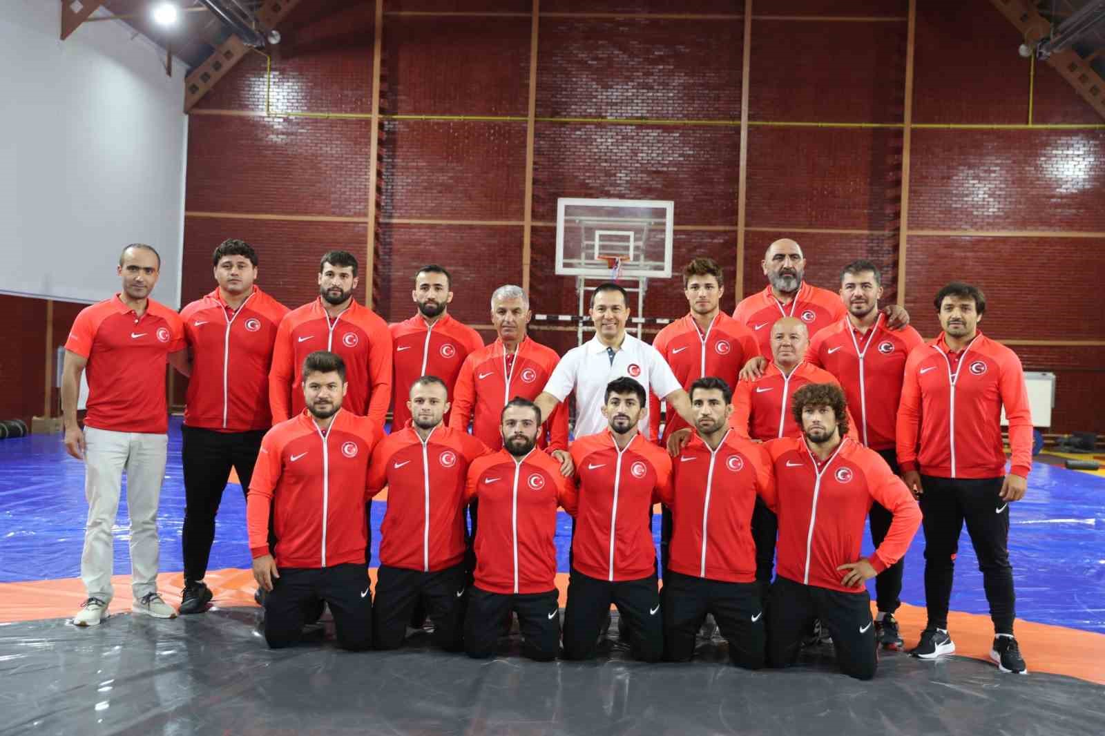 SIRBİSTAN’DA DÜZENLENECEK DÜNYA GÜREŞ ŞAMPİYONASI’NA KATILACAK ERKEK VE KADIN MİLLİ