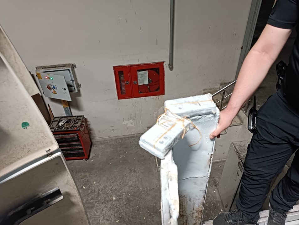 Habur’da piknik tüpü içine saklanan kaçak telefonlar yakalandı TİCARET BAKANLIĞI GÜMRÜK MUHAFAZA EKİPLERİNCE HABUR GÜMRÜK KAPISI’NDA GERÇEKLEŞTİRİLEN OPERASYONDA