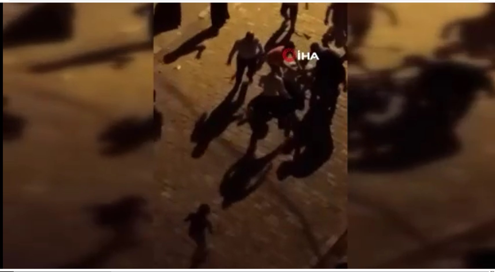 “Evime baktın” kavgasında ortalık birbirine girdi Esenyurt’ta komşuların "evime baktın" kavgasında ortalık karıştı. Sinirli adam komşusunu