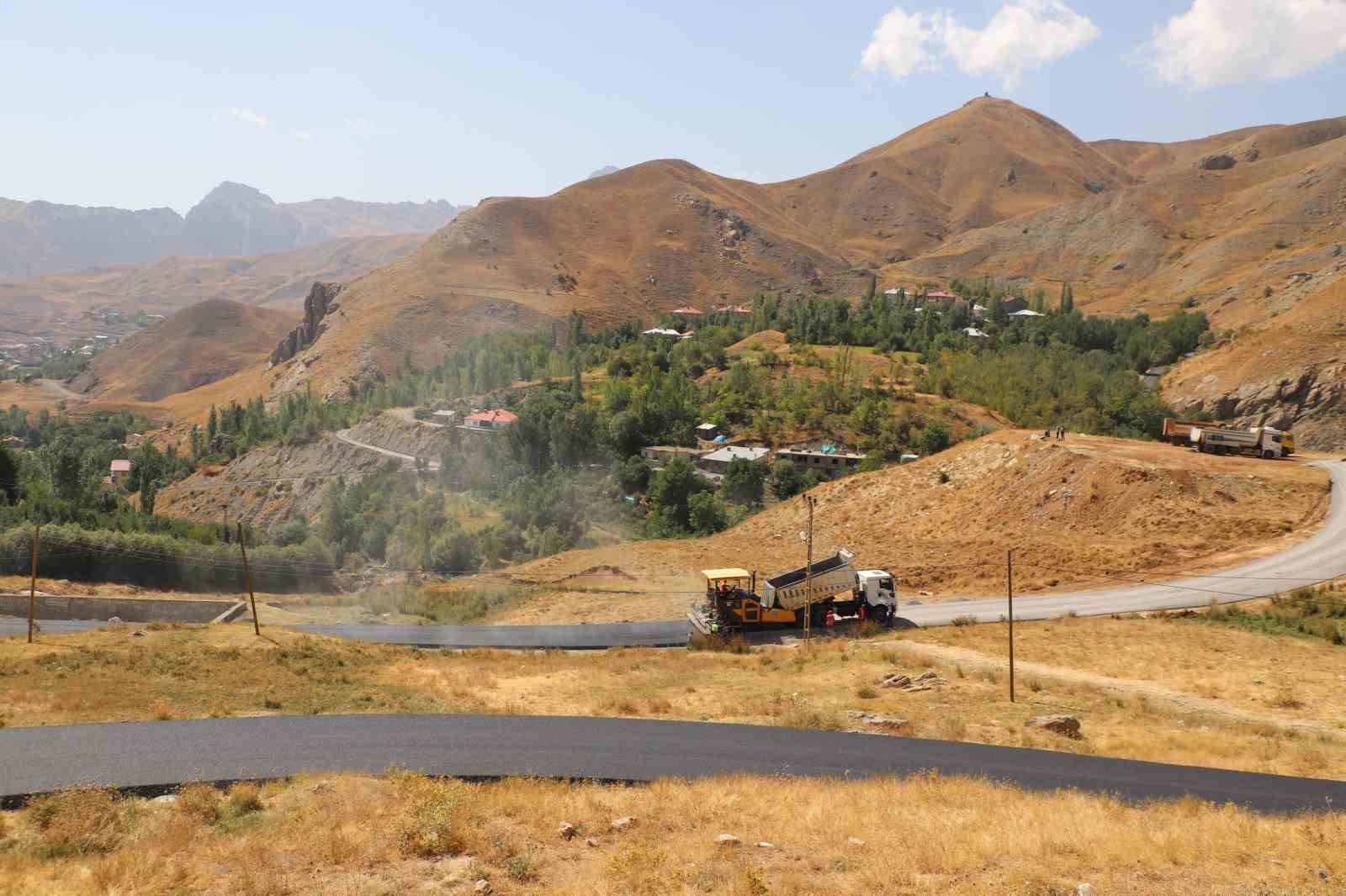 HAKKARİ BELEDİYESİ TARAFINDAN KARŞIYAKA MAHALLESİ GOPSİ SEMTİNDE İLK DEFA ASFALTA