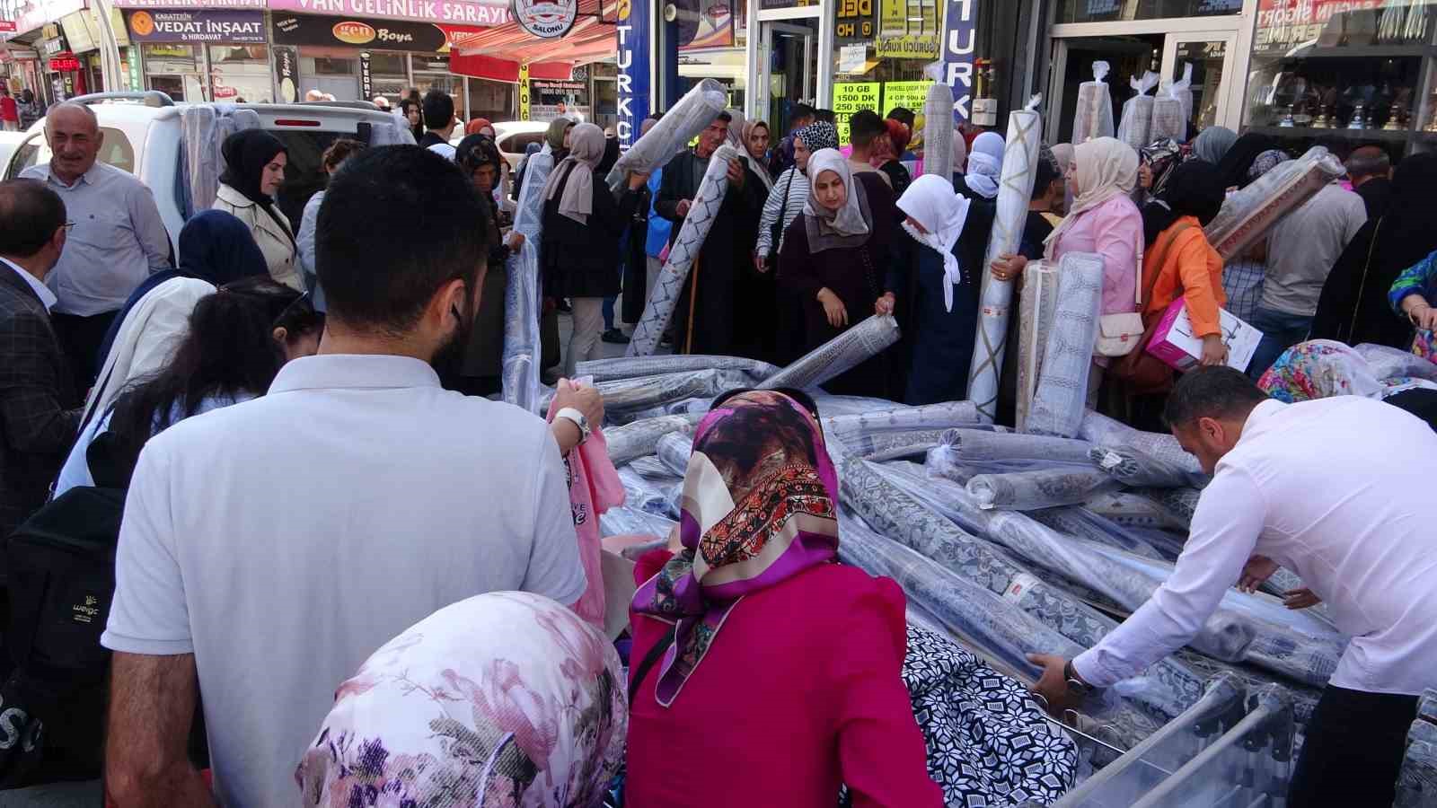 VAN’DA MEYDAN PARK AVM TARAFINDAN BAŞLATILAN HALI KAMPANYASINA VATANDAŞLAR YOĞUN