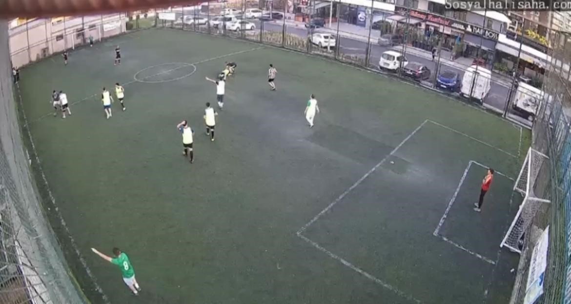 BURSA’DA HALI SAHADA ARKADAŞLARIYLA FUTBOL OYNARKEN ANİDEN KALP KRİZİ GEÇİREN