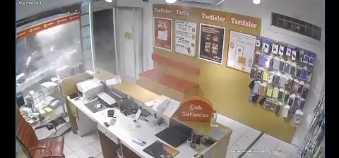 ADANA’DA BİR KİŞİ HASIMLARINI FARK ETMESİ ÜZERİNDE CEP TELEFONU TAMİRCİSİNE