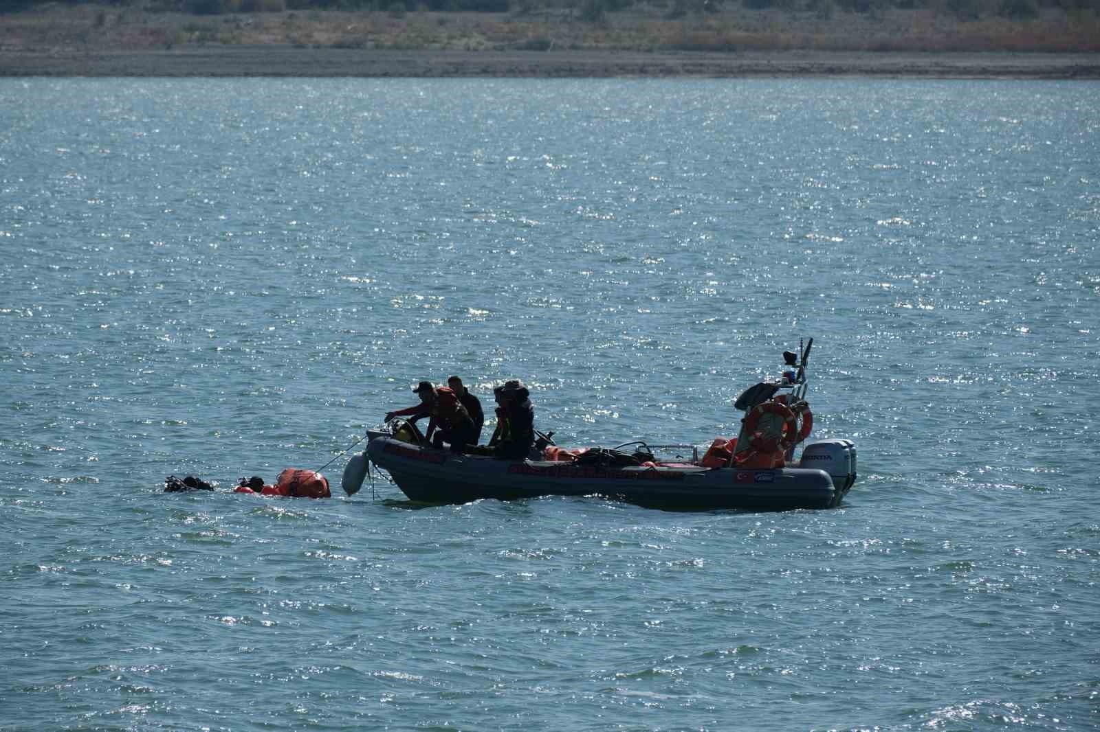 İZMİR'İN MENDERES İLÇESİNDE ORMAN YANGININA MÜDAHALE EDERKEN TAHTALI BARAJI'NA DÜŞEN