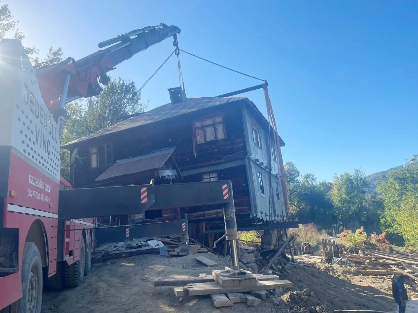 Heyelan tehlikesi bulunan baba evini yıkmaya kıyamayıp, vinçle taşıttılar HEYELAN RİSKLİ BABAEVİNİ YIKMAYA KIYAMAYIP, VİNÇLE TAŞITTILAR SİNOP'UN AYANCIK İLÇESİNE
