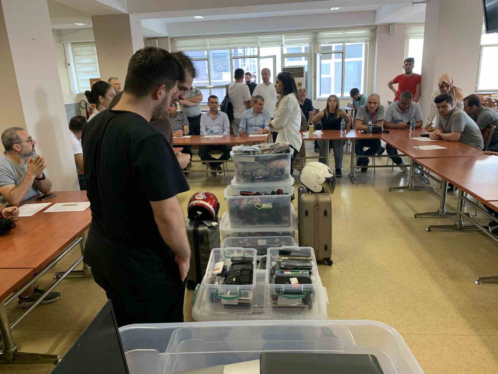 İSTANBUL'DA TOPLU ULAŞIM ARAÇLARINDA UNUTULAN VE İETT İŞLETMELERİ GENEL MÜDÜRLÜĞÜ'NCE