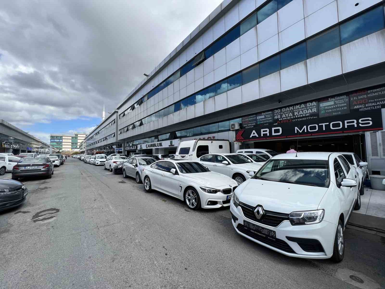İKİNCİ EL OTOMOBİL PİYASASINDA DURGUNLUK DEVAM EDİYOR. LÜKS ARAÇ SATIŞLARDA